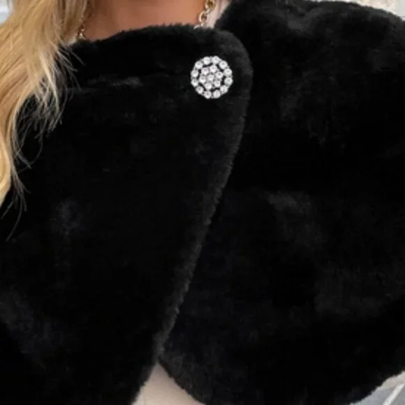 chic elegant black faux fur buttoned shoulder cape - Picture 6 of 6